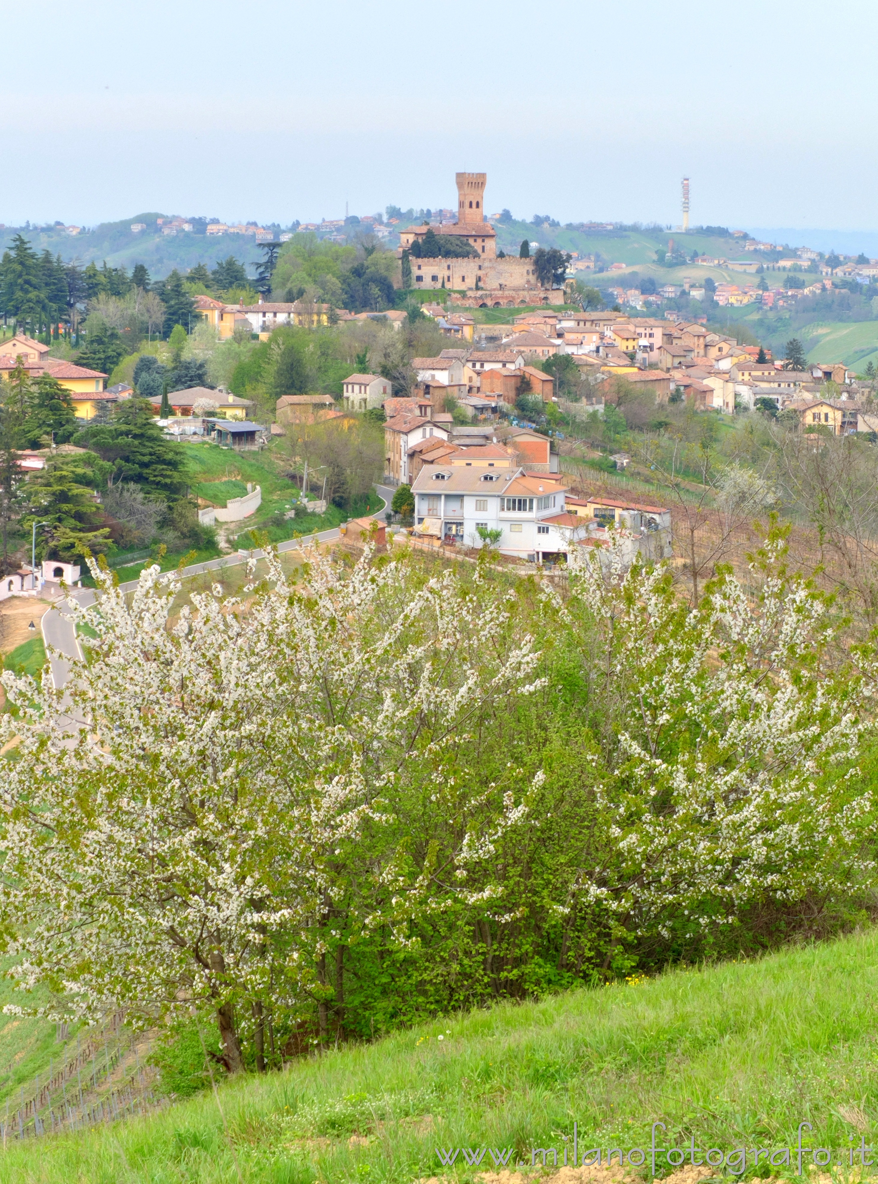 Pietra de Giorgi (Pavia, Italy) - Landscape with Cicognola Castle - Full resolution picture